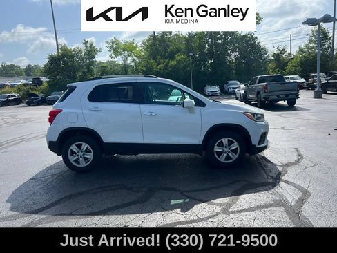 Used 2017 Chevrolet Trax LT w/ LT Convenience Package AWD/4WD image 4