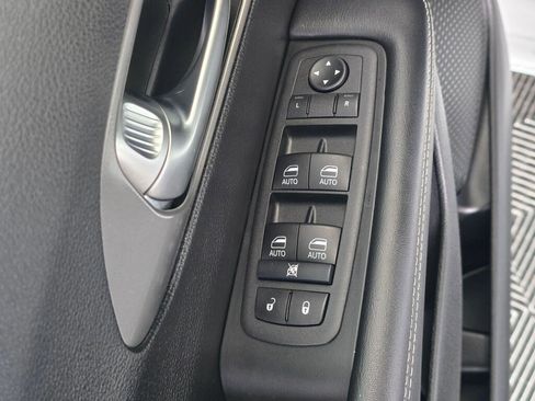 Used 2025 Chrysler Pacifica Select image 20