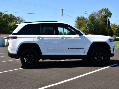 Used 2025 Jeep Grand Cherokee Limited w/ Black Appearance Package image 7