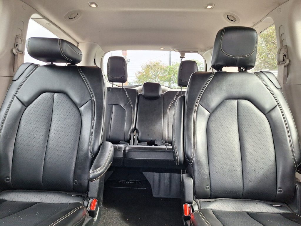 Used 2024 Chrysler Pacifica Touring-L FWD image 8