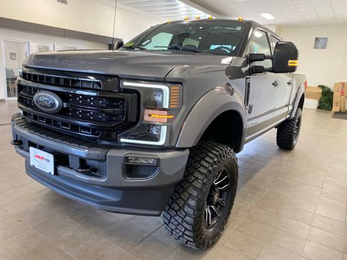 Used 2022 Ford F250 Lariat w/ Black Appearance Package image 4