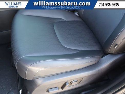 Used 2025 Kia Carnival EX FWD image 19