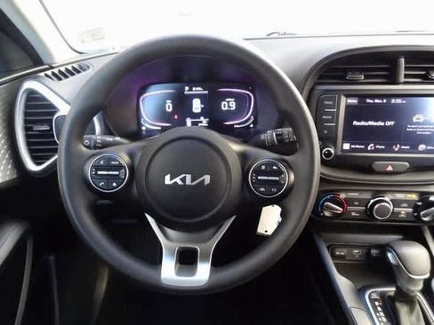 Used 2023 Kia Soul LX w/ LX Technology Package image 11