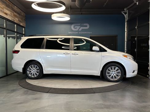 Used 2017 Toyota Sienna XLE Premium AWD/4WD image 2