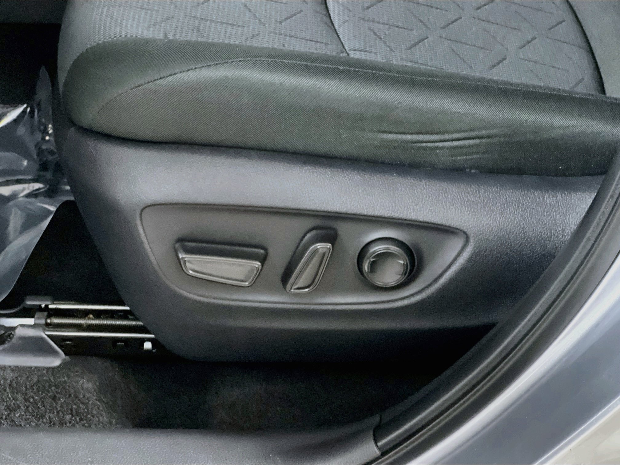 Used 2025 Toyota RAV4 XLE w/ Convenience Package FWD image 16