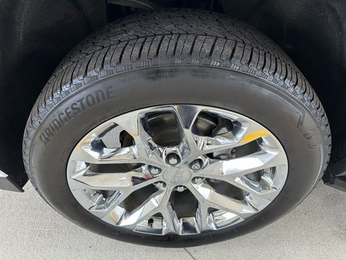 Used 2022 GMC Yukon SLT w/ SLT Premium Package image 9