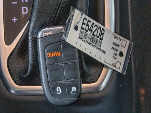 Used 2019 Jeep Renegade Latitude FWD image 27