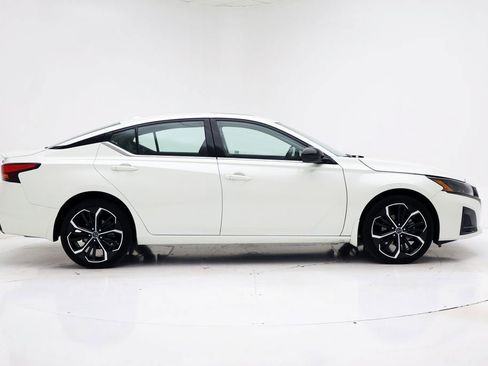 Used 2023 Nissan Altima 2.5 SR w/ SR Premium Package image 3