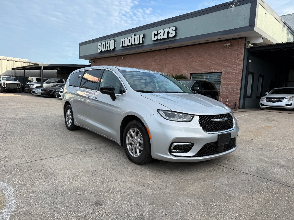 Used 2024 Chrysler Pacifica Touring-L FWD image 2