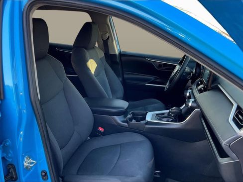 Used 2021 Toyota RAV4 LE image 8