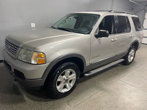 Used 2004 Ford Explorer XLT image 7