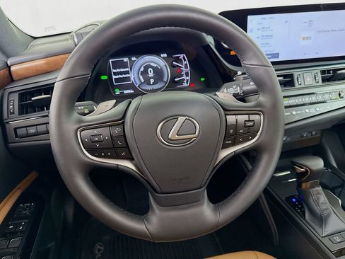 Certified 2025 Lexus ES 300h w/ Premium Package image 11