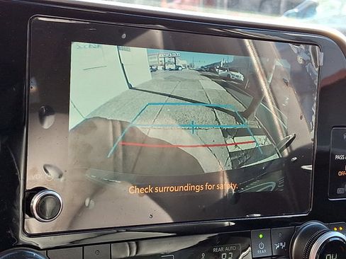 Used 2025 Toyota Highlander XLE image 18