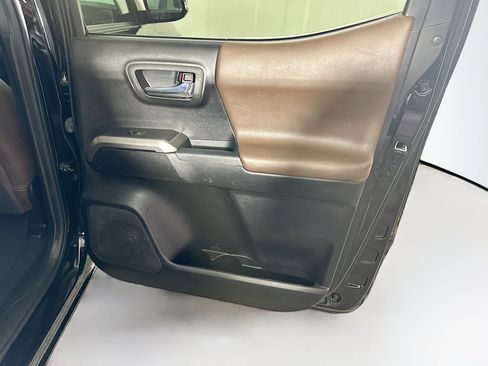 Used 2020 Toyota Tacoma Limited AWD/4WD image 30