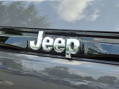 Used 2023 Jeep Grand Cherokee Laredo image 40