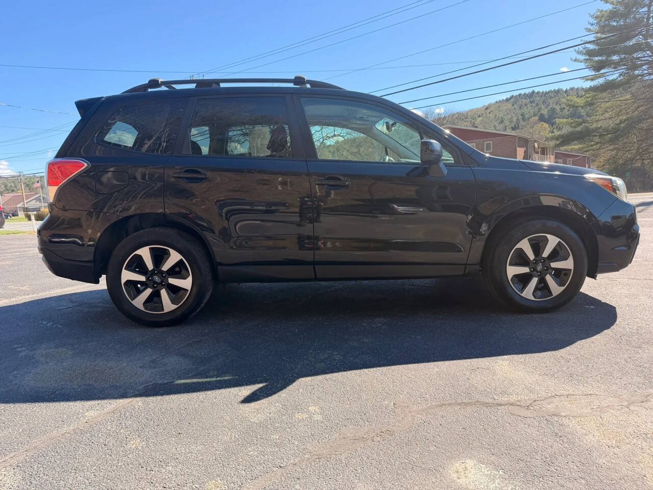 Used 2017 Subaru Forester 2.5i Premium w/ All-Weather Package AWD/4WD image 4