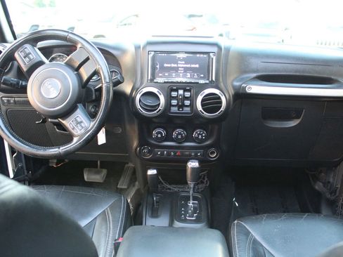 Used 2017 Jeep Wrangler Unlimited Rubicon w/ Connectivity Group AWD/4WD image 13