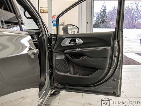 Used 2022 Chrysler Pacifica Touring image 39