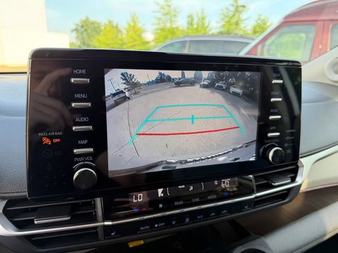 Used 2023 Toyota Sienna XLE w/ XLE Plus Package FWD image 19