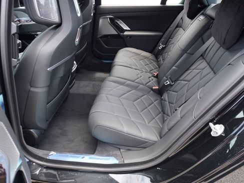 New 2025 BMW 740i w/ Executive Package image 23