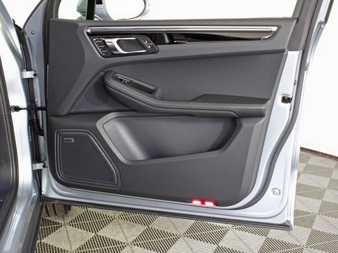 Used 2025 Porsche Macan image 36