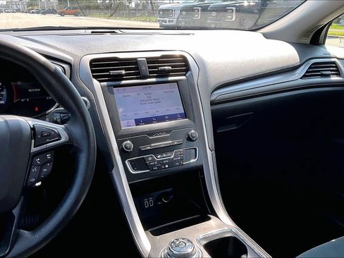 Used 2020 Ford Fusion SE FWD image 6