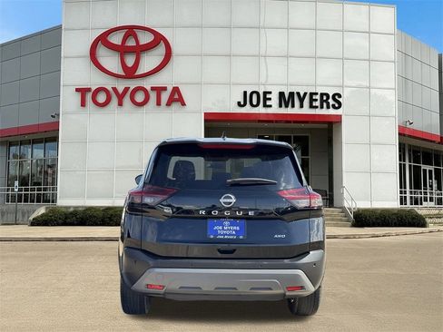 Used 2023 Nissan Rogue S image 6