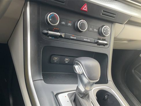 Used 2024 Kia Carnival LX image 22