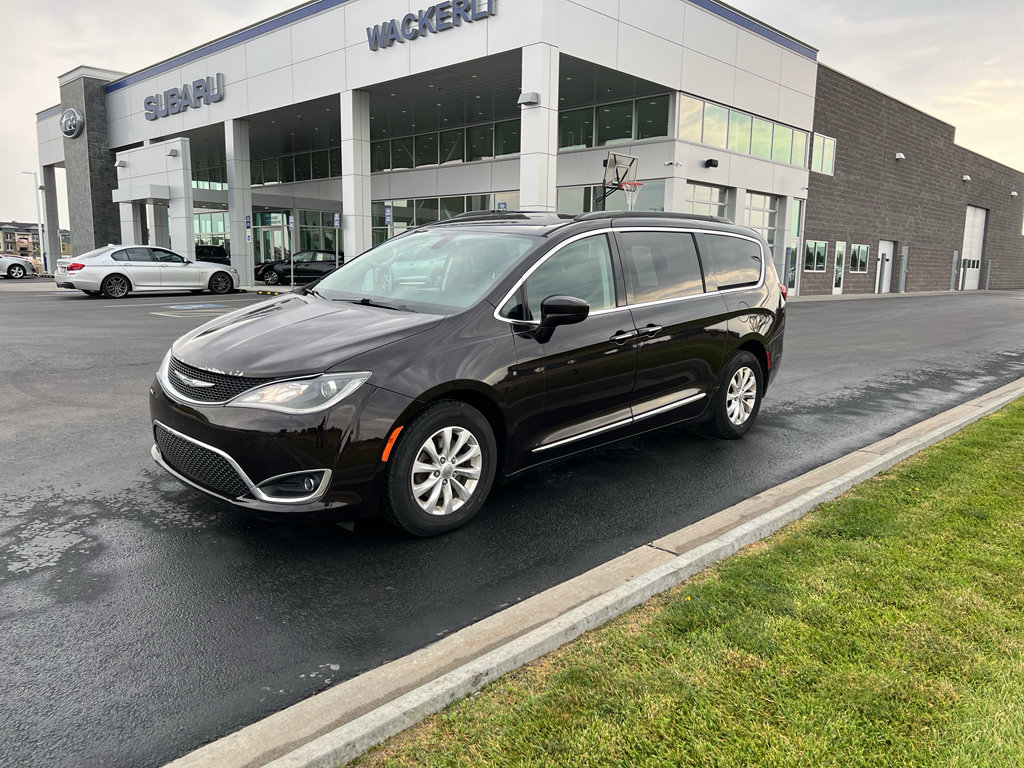 Used 2017 Chrysler Pacifica Touring-L FWD image 1