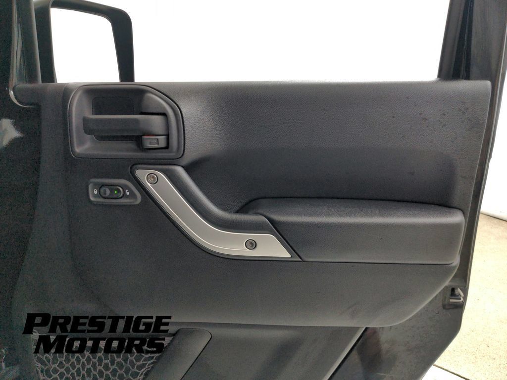 Used 2015 Jeep Wrangler Unlimited Rubicon w/ Connectivity Group AWD/4WD image 40