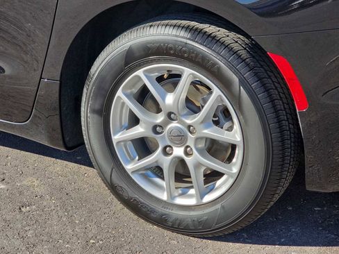 Certified 2024 Chrysler Pacifica Touring-L image 11