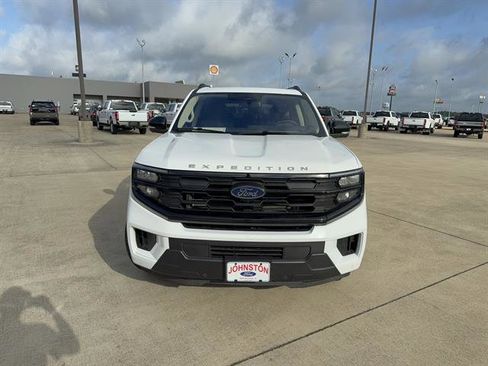 Used 2025 Ford Expedition Active AWD/4WD image 3
