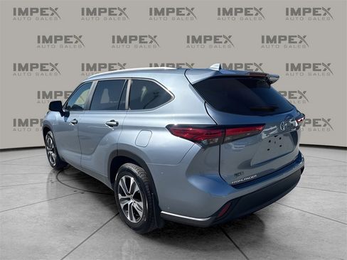 Used 2023 Toyota Highlander XLE image 3
