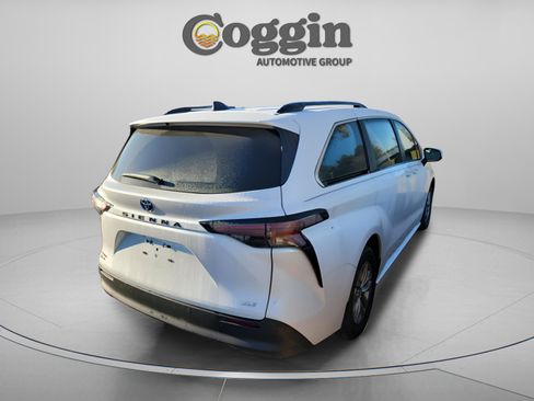 Used 2025 Toyota Sienna XLE image 4