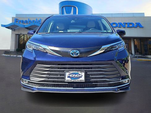 Used 2023 Toyota Sienna XLE image 2