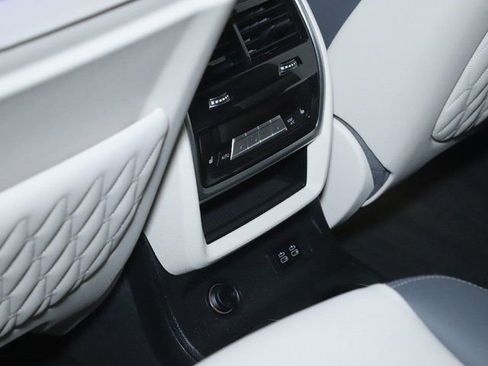 Used 2023 BMW X7 M60i image 21