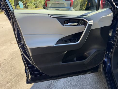 Used 2022 Toyota RAV4 XLE Premium image 13