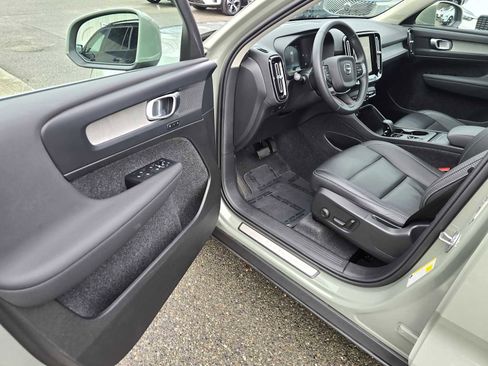 Used 2025 Volvo XC40 B5 Core image 21