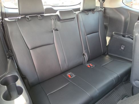 Used 2021 Toyota Highlander XLE AWD/4WD image 13