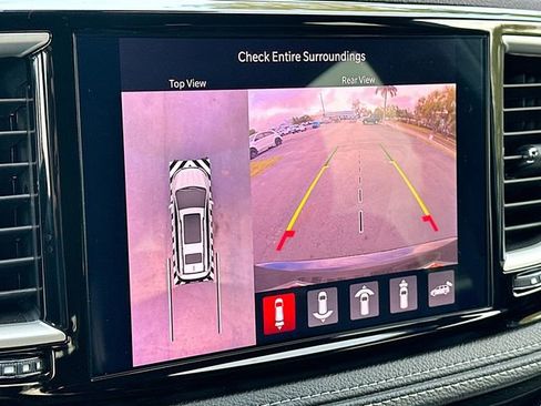 Used 2024 Chrysler Pacifica Select image 14