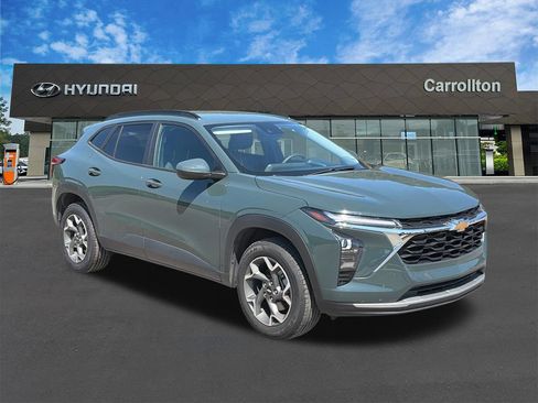 Used 2025 Chevrolet Trax LT FWD image 3