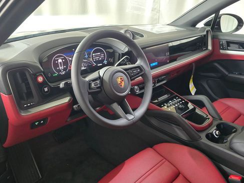 Certified 2025 Porsche Cayenne Coupe image 4