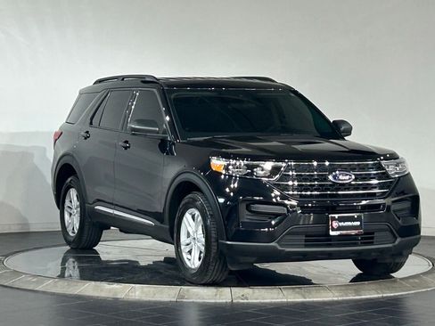 Used 2024 Ford Explorer XLT w/ Class IV Trailer Tow Package AWD/4WD image 2