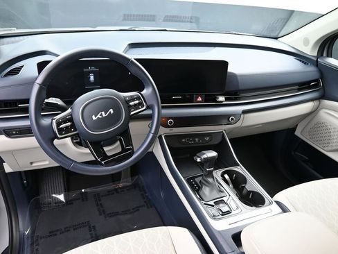 Used 2025 Kia Carnival EX FWD image 13