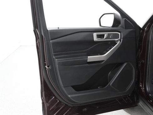 Used 2022 Ford Explorer XLT w/ Equipment Group 202A image 5