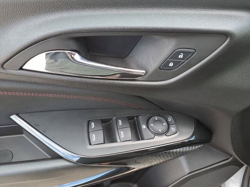 Used 2024 Chevrolet Trax RS w/ Sunroof Package FWD image 18