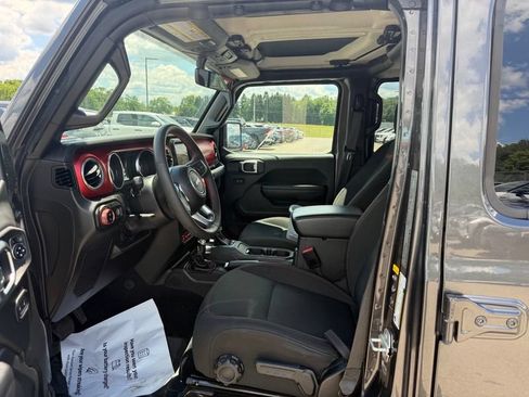 Used 2023 Jeep Gladiator Rubicon w/ LED Lighting Group AWD/4WD image 10