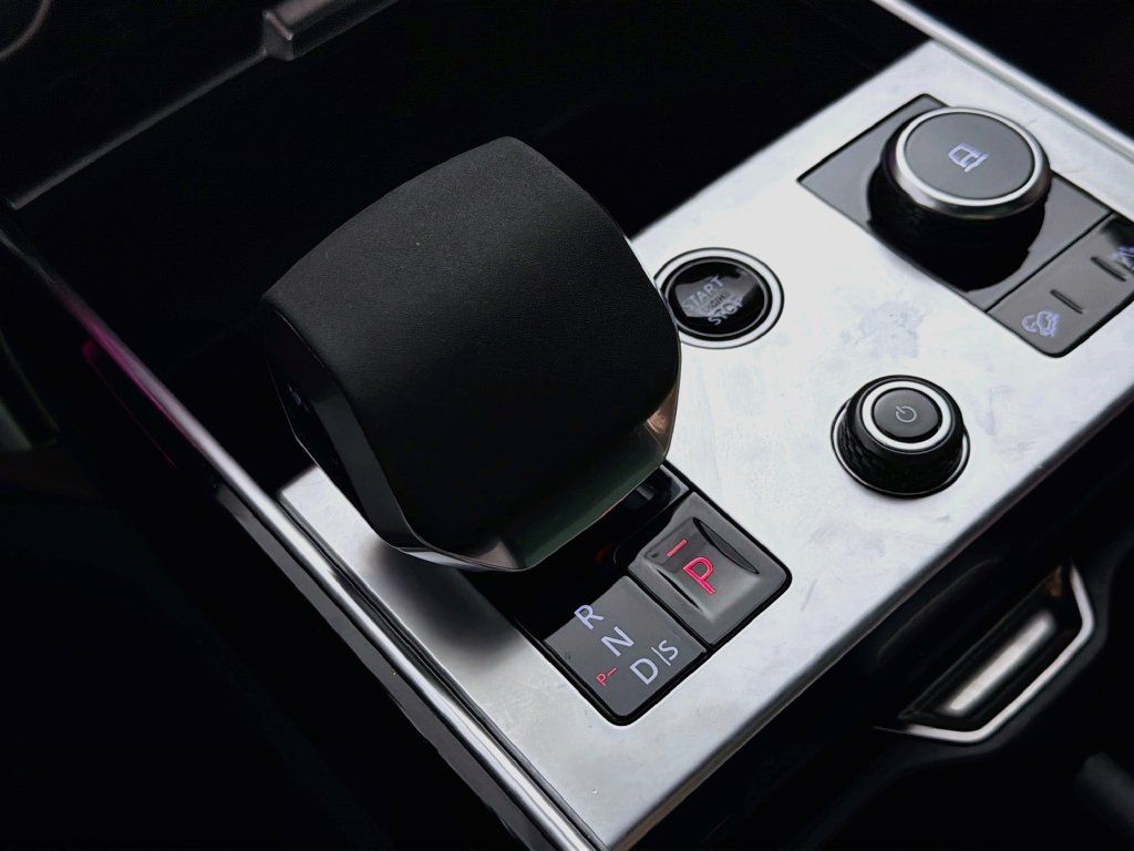 Certified 2023 Land Rover Range Rover SE AWD/4WD image 17