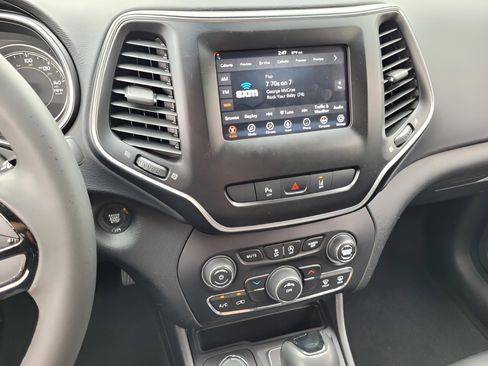 Used 2020 Jeep Cherokee Latitude Plus image 15