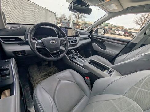 Used 2021 Toyota Highlander Platinum image 6